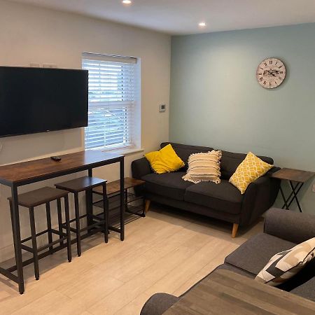 2 Bed Home From Home Apartments Лондон Екстериор снимка