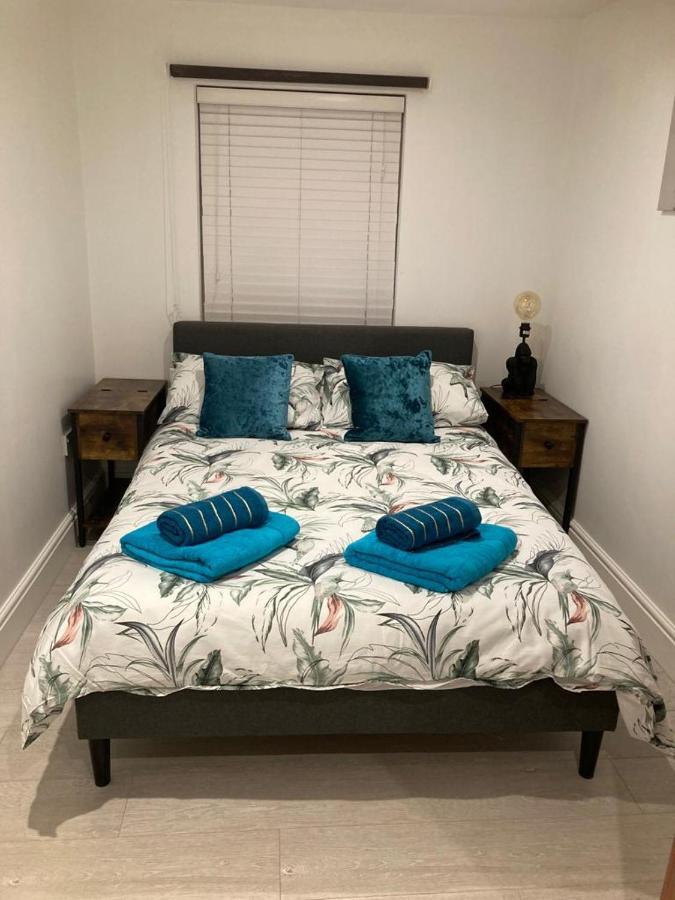 2 Bed Home From Home Apartments Лондон Екстериор снимка