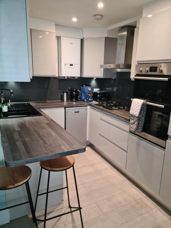 2 Bed Home From Home Apartments Лондон Екстериор снимка