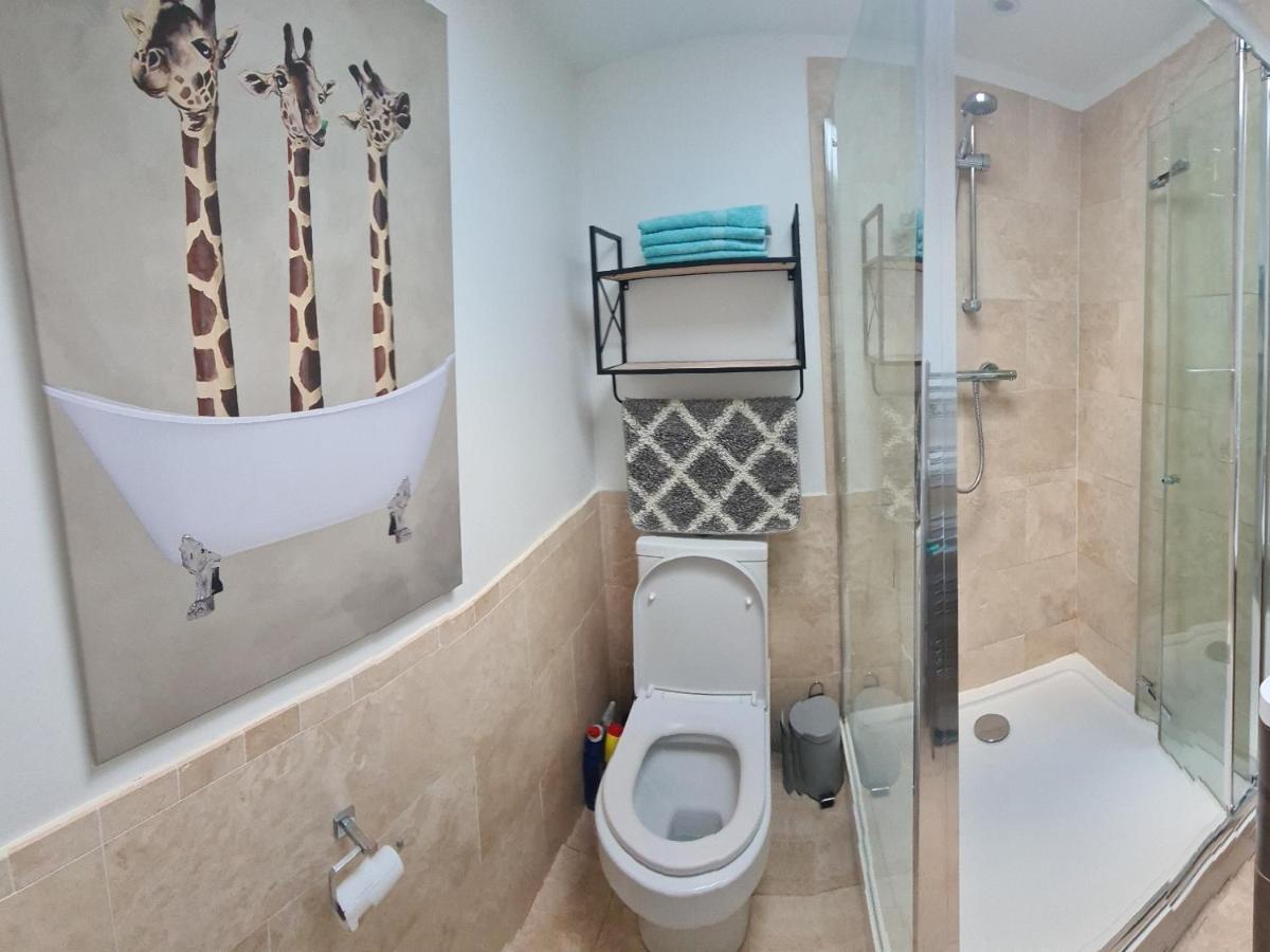 2 Bed Home From Home Apartments Лондон Екстериор снимка