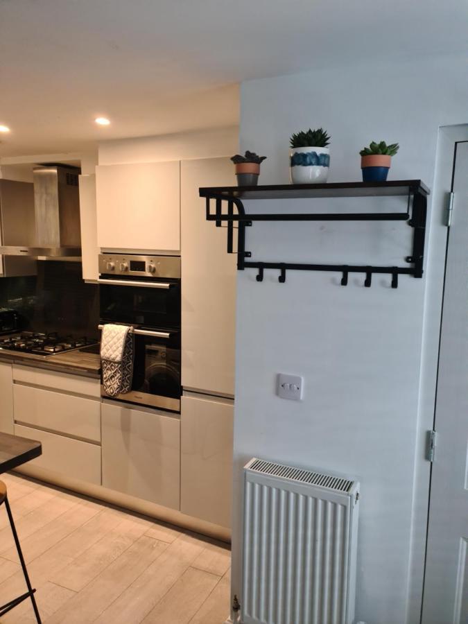 2 Bed Home From Home Apartments Лондон Екстериор снимка
